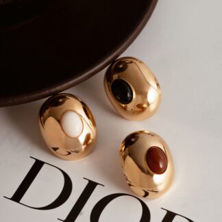 Brinco Oval Esmaltado Liso Branco, Preto e Marrom