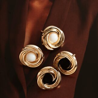 Brinco Esmaltado Redondo Torcido Branco, Preto e Marrom